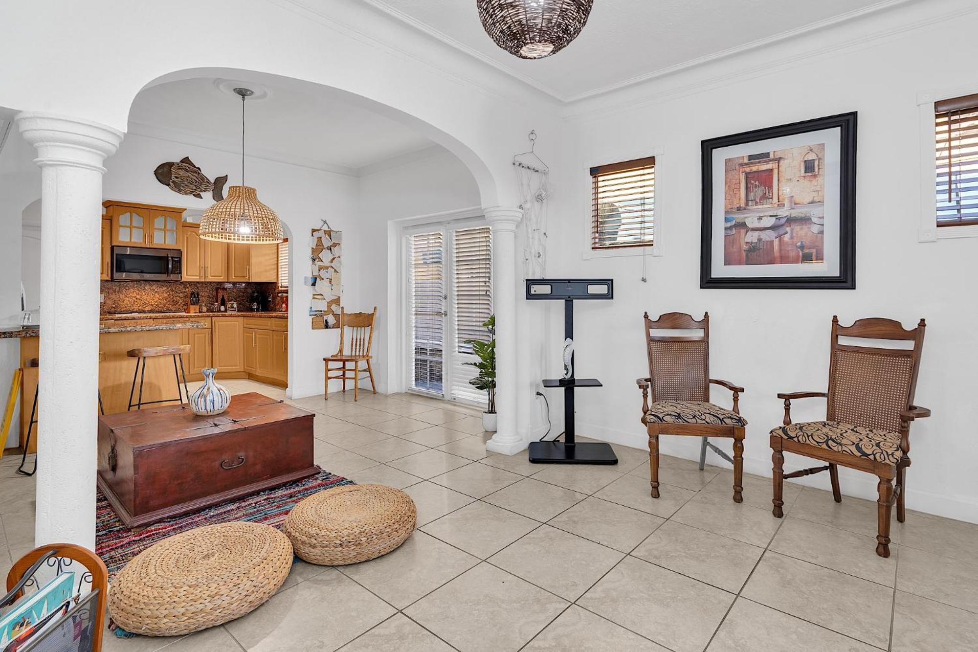 Coral Close To Little Havana Homestay